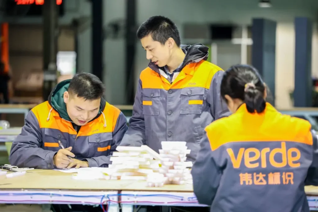 警惕！商铺招牌安全隐患频发，我们岂能坐视不理？插图8